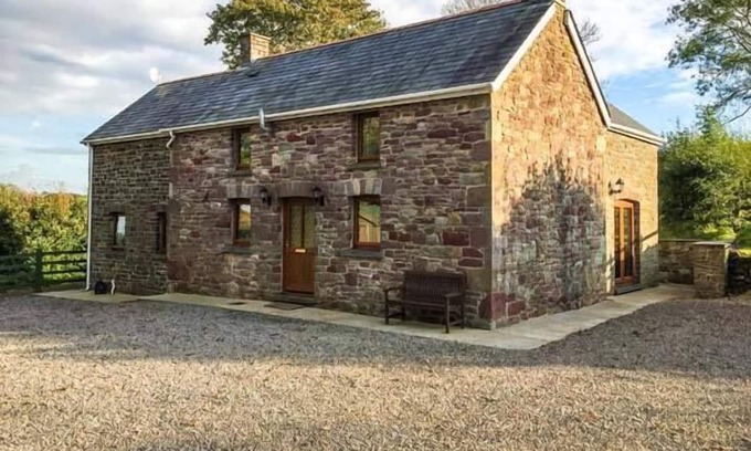 Llanddowror Cottage | BWTHYN TRECOED, family friendly, with a garden in St Clears