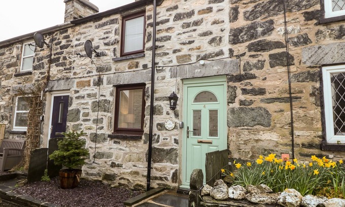 Penmachno Cottage | BWTHYN Y CWM, pet friendly, with open fire in Penmachno