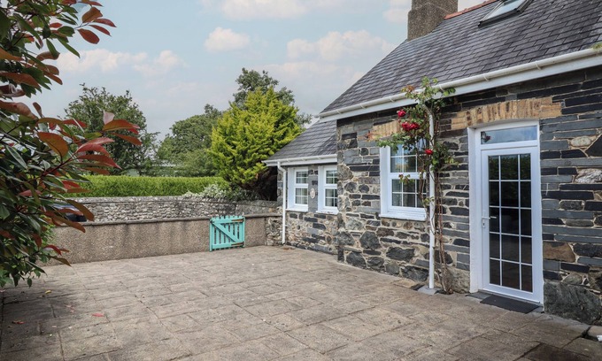 Tywyn Cottage | BWTHYN Y GWAS, pet friendly, character holiday cottage in Tywyn