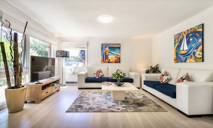 Frankston Apartment | By the Beach. Walk shop train beach restaurants and cinema