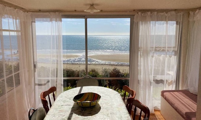 Parapara House | By the Sea Shaw - Hosted by Lorna, Katja & Michael