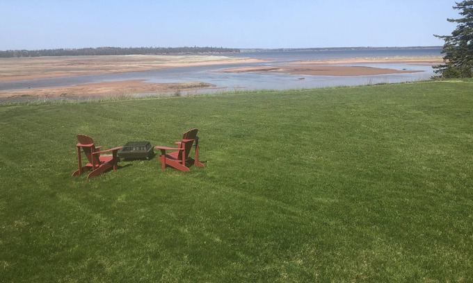 Red House Cottage | By the Shore -Waterfront Cottage