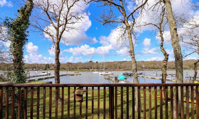 Ryde House | BYEWATER, pet friendly, country holiday cottage in Ryde