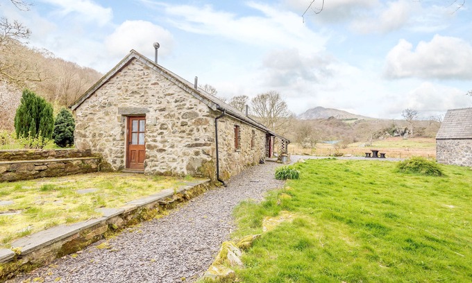 Gwynedd- Snowdonia Cottage | BYTHYN DDOL HAFOD, pet friendly, with open fire in Capel Curig