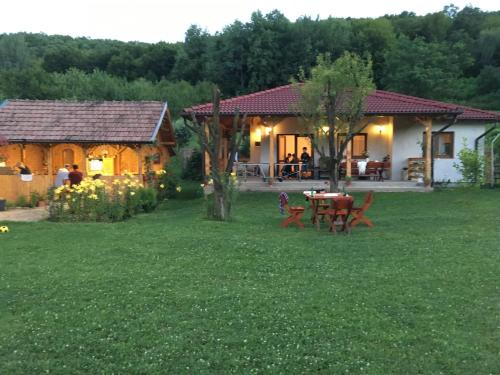Metes House | Căsuța de sub pădure