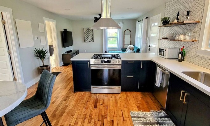 Lawrence House | [C] 1096 E 1296 Rd, Lawrence, 66047 · [C] 2-Min from Lawrence City Style & CountryPeace