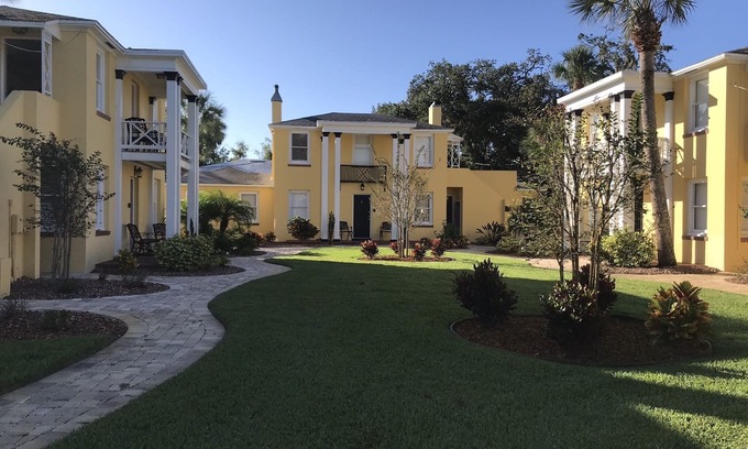 Downtown Historic District Apartment | C6, Romantic apartment in city center, Flagler location, near beaches, parking!