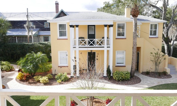Downtown Historic District Apartment | C7 Perfect location in city center, near beaches, private patio, free parking!