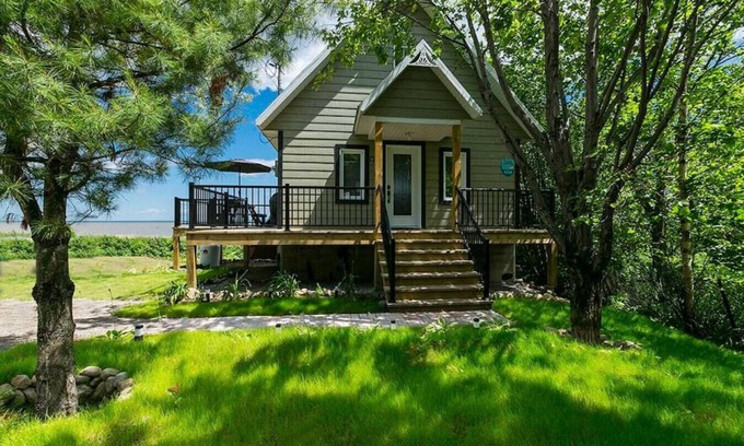 Petite-Riviere-Saint-Francois House | 232 · Les Immeubles Charlevoix - 232