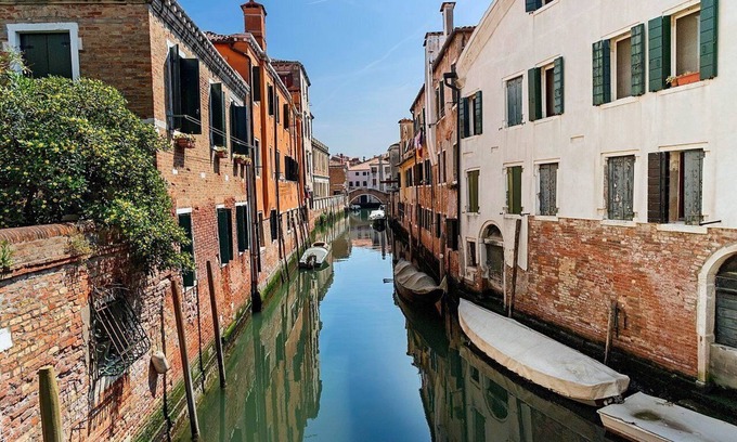 Dorsoduro Apartment | Ca' Venexiana, quiet 2 bedroom with private canalside courtyard - no added fees!