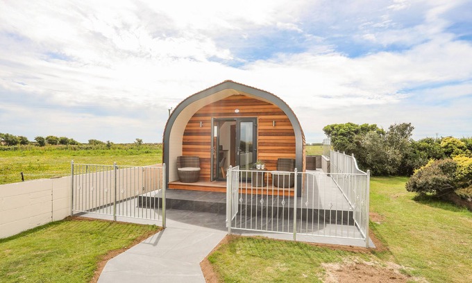 Bryngwran Cottage | CABAN CARIAD, character holiday cottage, with hot tub in Bodedern