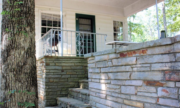 Almo House | Cabin 1 at Kentucky Lake's Lynnhurst Family Resort