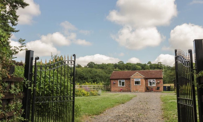 Ashleworth Cottage | Cabin ∙ 1 bedroom ∙ 2 guests
