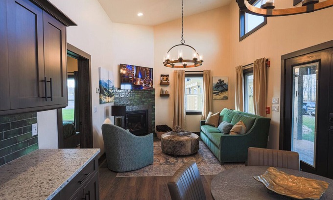 Timberline Apartment | Cabin 1 One Bed Modern Luxury w Hot Tub
