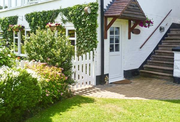 Stourport-on-Severn Cottage | Cabin ∙ 2 bedrooms ∙ 4 guests