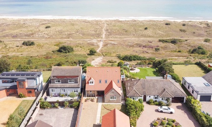 Winterton-on-Sea Cottage | Cabin ∙ 4 bedrooms ∙ 8 guests