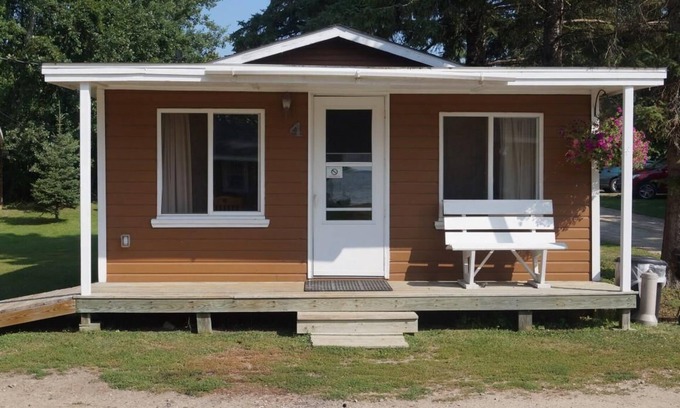 Hines Apartment | Cabin 4 Family friendly Resort