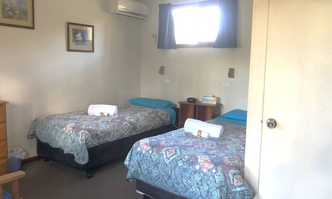 O'connell Bed & Breakfast | Cabin 5 - 2 single beds and ensuite. Access to all amenities
