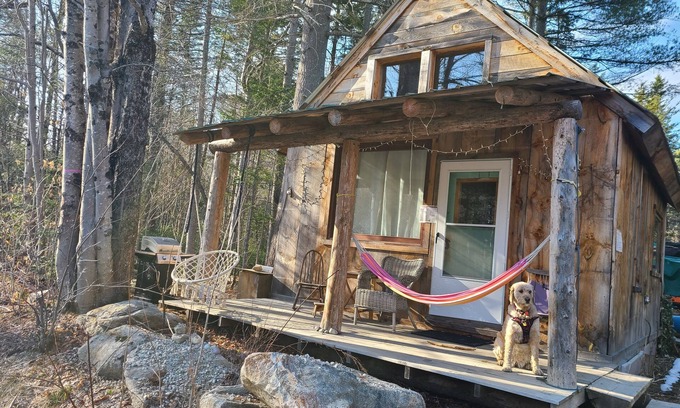 Jamaica Cabin | Cabin 7 min to Ski Stratton, Wood-Fired Sauna, Brook View, Woodstove, Dogs OK