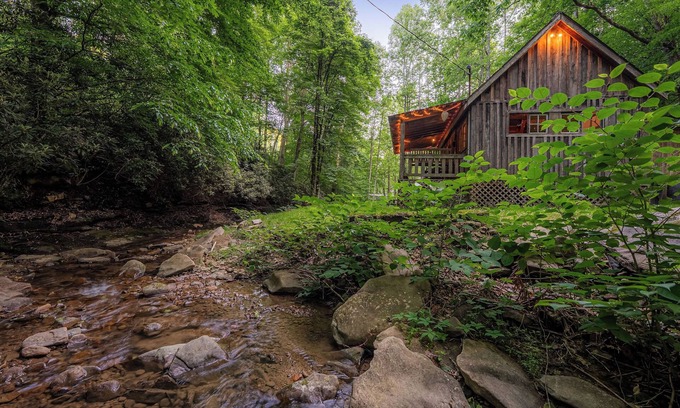 Ansted Cabin | Cabin by The Creek Located Minutes From New River Gorge National Park