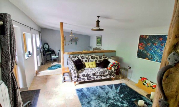 Romsey House | Cabin in New Forest with Private Woodland