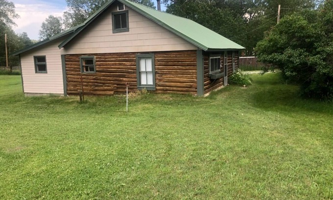 Fishtail Cabin | Cabin in the foothills of the Beartooth Mountain Range