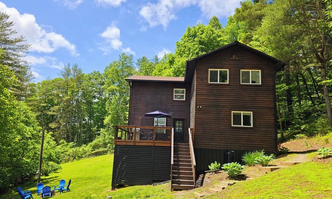 Campton Cabin | Cabin In The Stars - Hot Tub - Pet Friendly - Private - Minutes to RRG