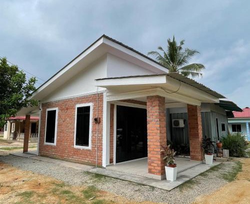 Bukit Gambir House | Cabin in the Woods by Abris
