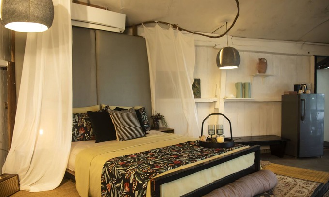 Amarnath Cabin | CABIN LOCATED ON A HILL NEXT TO THE FOREST WITH A VIEW OF THE LAKE