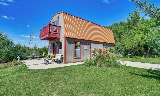 Cokato Cabin | Cabin Near Cokato Lake w/Outdoor Oasis & Views!