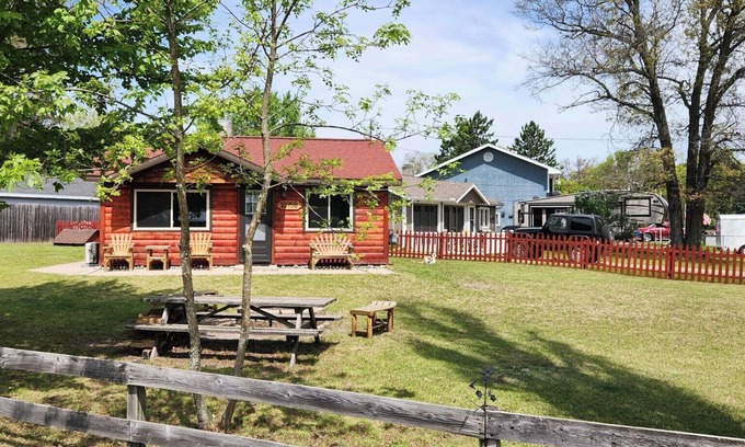 St. Helen Cabin | Cabin near ORV trails, lake St. Helen, Houghton Lake and golfing!