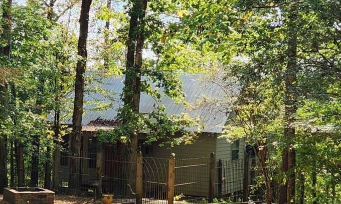 Rose Hill Cabin | Cabin on the banks of the Chunky River, secluded and quiet. Kayaking available.