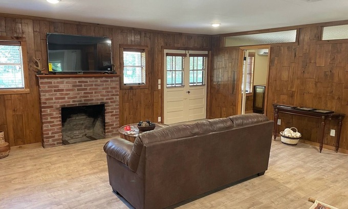 Elizabeth Cabin | Cabin Rental - Lake Norfork - Mountain Home, Arkansas - 3 minute walk to lake!