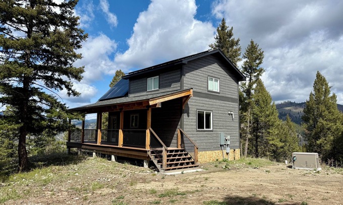 Clinton Cabin | Cabin Retreat: Mountain Views, Starlink Wi-Fi, Stargazing, Hiking, Adventures!