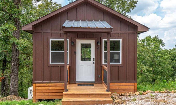 Mid America Cabin | Cabin #4 @ Rock Creek Cabins! Kin Bed! 15 min. from National Park! Pet Friendly!