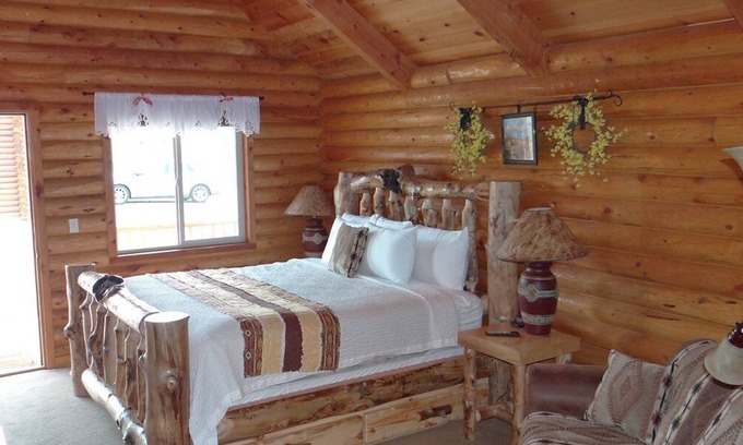 Tropic Cabin | Cabin with King Bed at Bryce Canyon Log Cabins