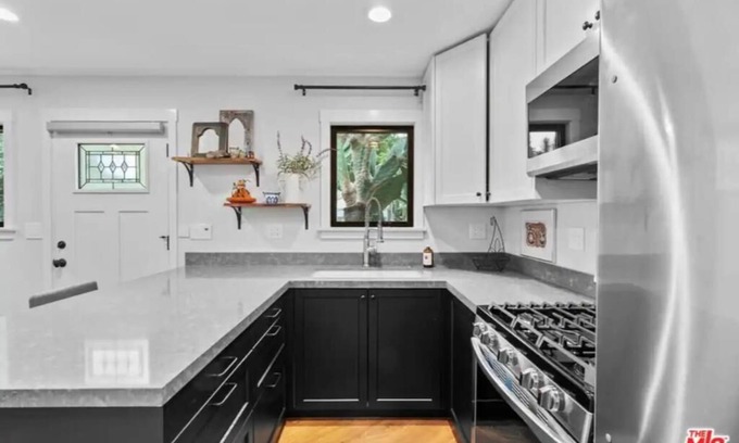 Lake Balboa Apartment | Cactus Flower Bungalow
