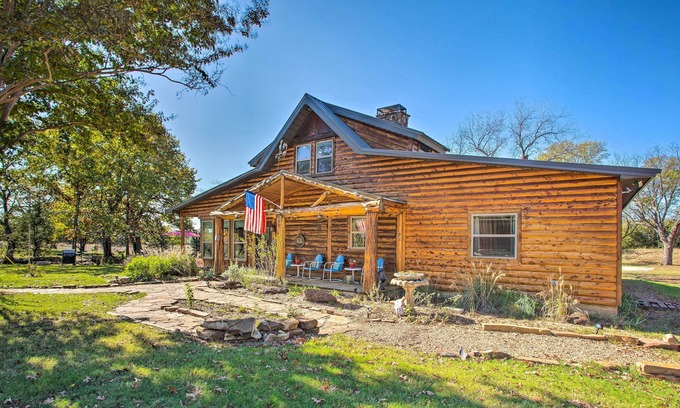 Durant Cabin | Caddo Log Cabin Retreat w/ Updated Interior!