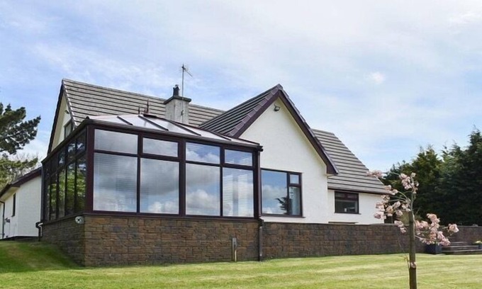 Brynteg Cottage | CAE COCH, pet friendly, with a garden in Benllech