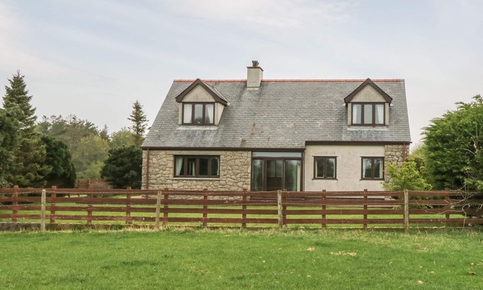 Bodffordd Cottage | CAE GLAS, family friendly, with open fire in Llangefni