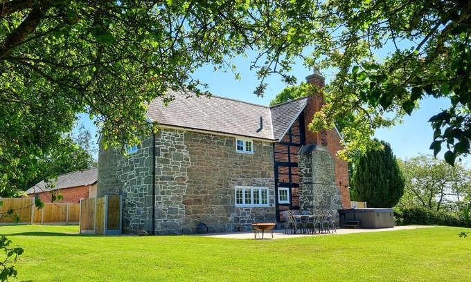 Montgomery Cottage | Calcot Farmhouse - a beautiful farmhouse that sleeps 8 guests in 4 bedrooms