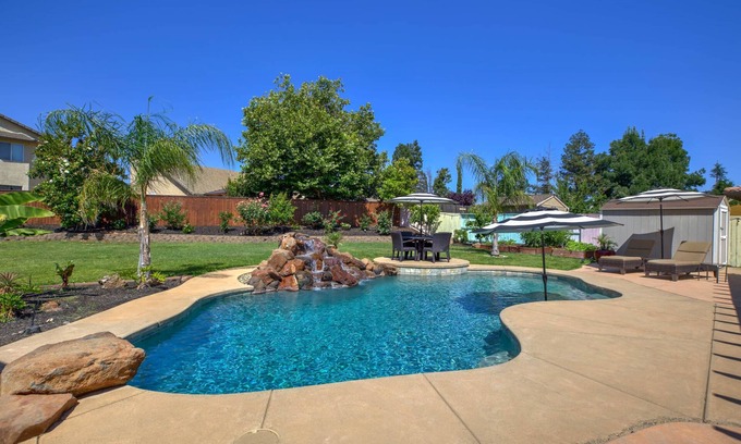 Lincoln House | California Poolside Paradise