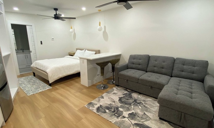 Newton Apartment | Calm Corner Retreat: Calm Escape With Air Conditioning