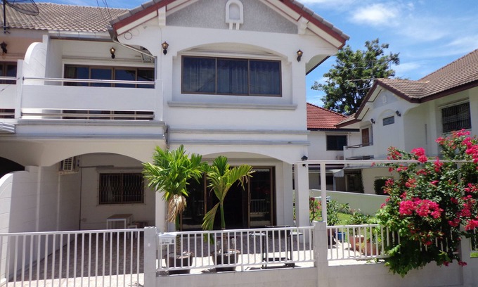 Saen Suk Villa | Calv-Inn 3 189m2 4 bedroom 2 wc big livingroom and ktichen