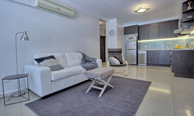 North Adelaide Apartment | Calvary Corner: Contemporary 2 Bdrm North Adelaide