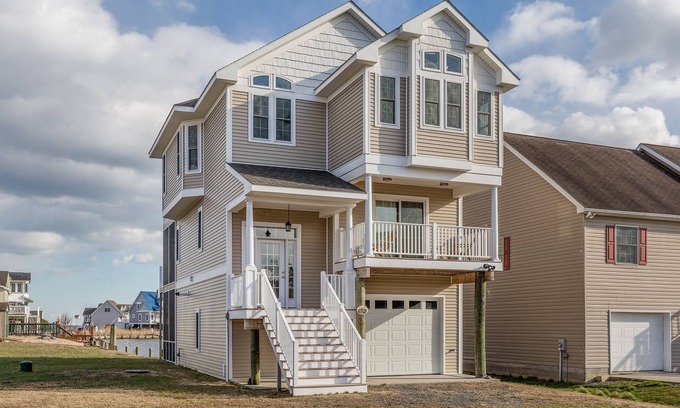Captain's Cove House | Calypso is a breathtaking Waterfront Vacation Home in Captain`s Cove.