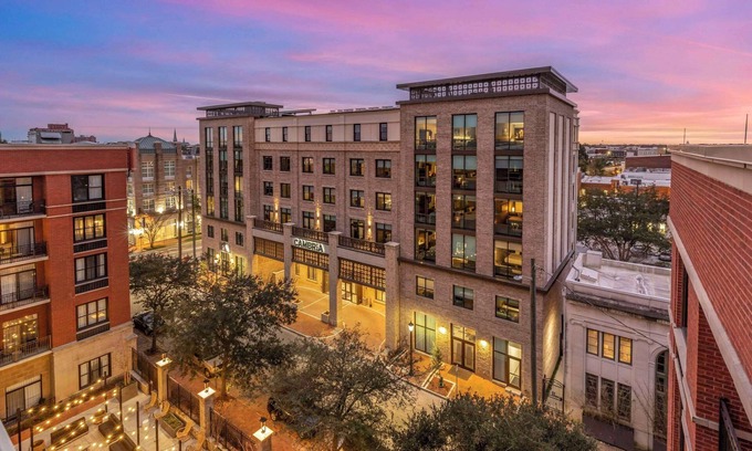 Old West Broad Neighborhood Hotel | Cambria Hotel Savannah Downtown Historic District