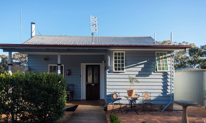 Diamondvale Cottage | Camelia Cottage Diamondvale Estate Stanthorpe, cosy cottage with fireplace.