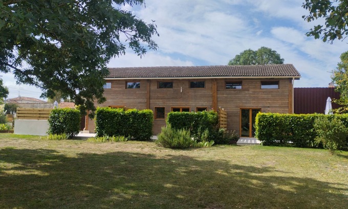 Cherbonnieres Cottage | Camellia, cosy gîte, private terrace, shared pool heated to 28°.