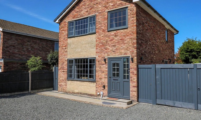 Carlton Cottage | CAMELLIA HOUSE, pet friendly, with a garden in Carlton, Goole